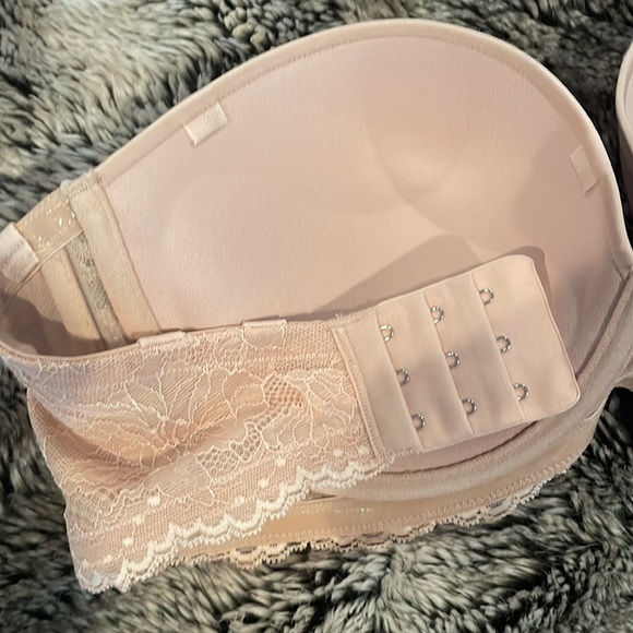 On Gossamer nude strapless bra with lace detail. - Picture 6 of 9